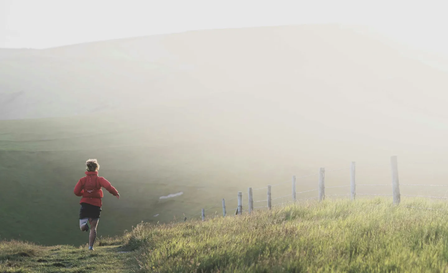 Eine Person joggt in der Natur