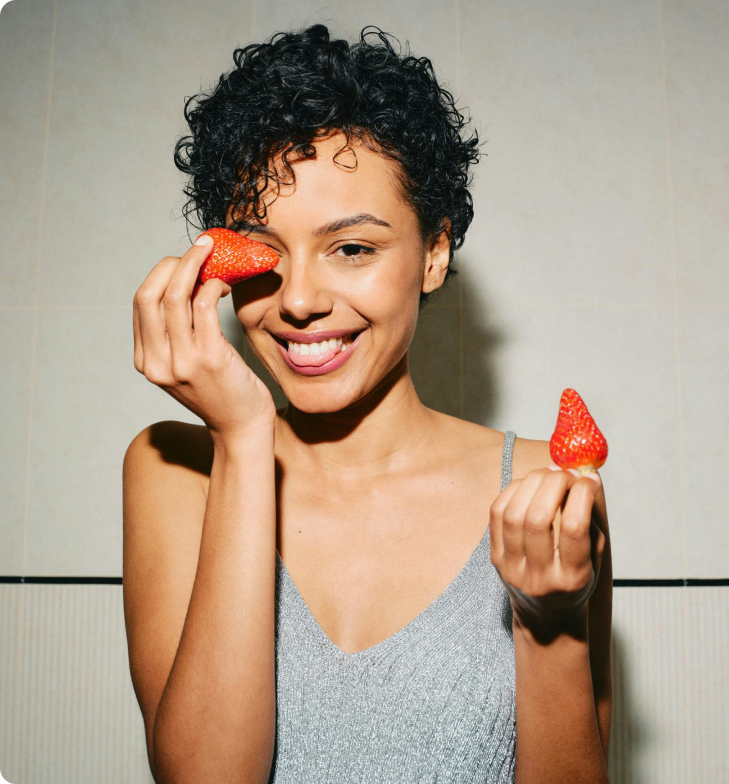 Eine glückliche Frau mit Erdbeeren 